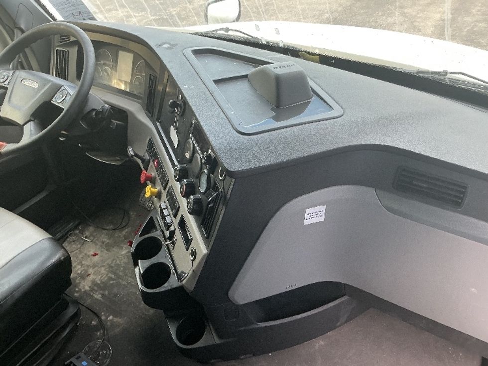 Sleeper Tractor-Heavy Duty Tractors-Freightliner-2020-T12664ST-Kansas City-MO-594,998\n\t\tmiles-$ 19,000 - Image 15