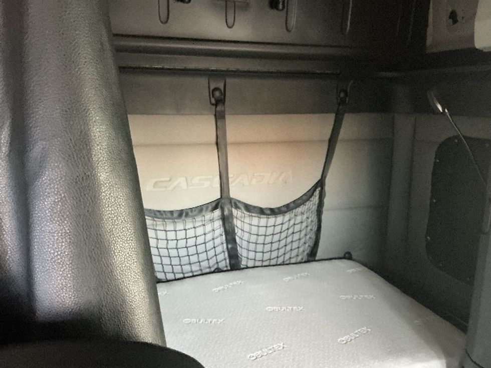 Sleeper Tractor-Heavy Duty Tractors-Freightliner-2020-T12664ST-Kansas City-MO-594,998\n\t\tmiles-$ 19,000 - Image 16