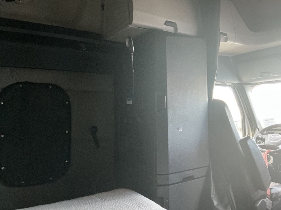 Sleeper Tractor-Heavy Duty Tractors-Freightliner-2020-T12664ST-Kansas City-MO-594,998\n\t\tmiles-$ 19,000 - Image 18