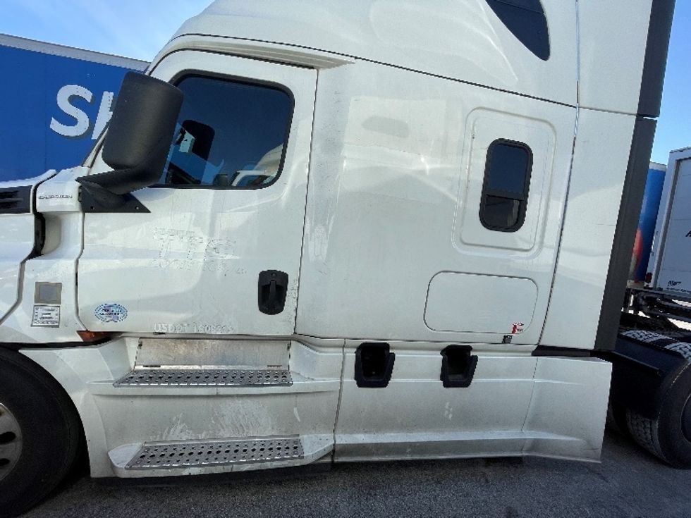 Sleeper Tractor-Heavy Duty Tractors-Freightliner-2020-T12664ST-Kansas City-MO-594,998\n\t\tmiles-$ 19,000 - Image 4