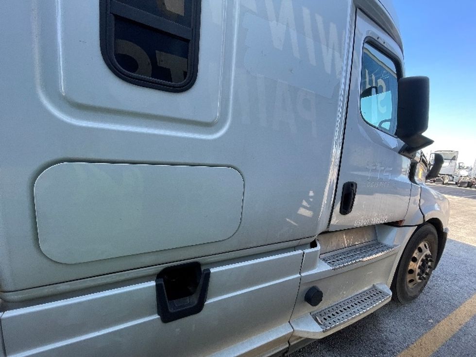 Sleeper Tractor-Heavy Duty Tractors-Freightliner-2020-T12664ST-Kansas City-MO-594,998\n\t\tmiles-$ 19,000 - Image 8