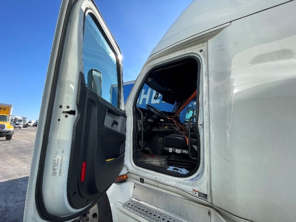 Sleeper Tractor-Heavy Duty Tractors-Freightliner-2020-T12664ST-Kansas City-MO-594,998\n\t\tmiles-$ 19,000 - Image 9