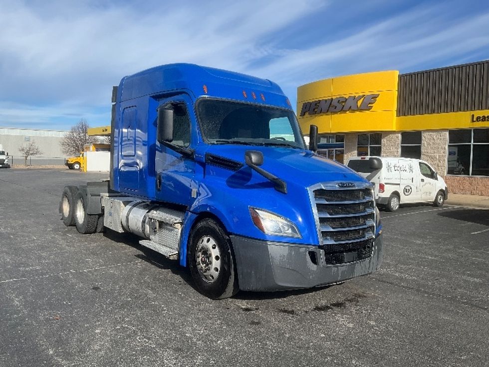 Sleeper Tractor-Heavy Duty Tractors-Freightliner-2020-T12664ST-Kansas City-MO-635,120\n\t\tmiles-$ 51,000 - Image 1