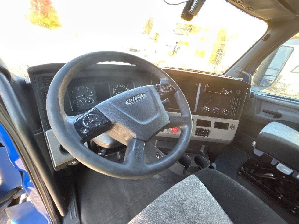 Sleeper Tractor-Heavy Duty Tractors-Freightliner-2020-T12664ST-Kansas City-MO-635,120\n\t\tmiles-$ 51,000 - Image 10
