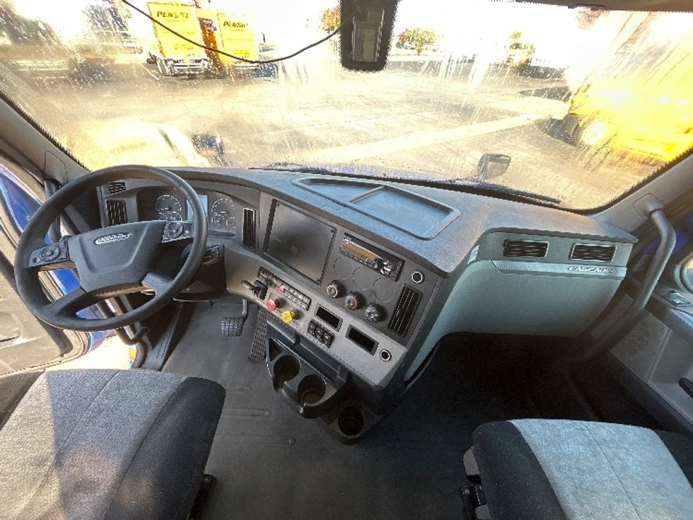 Sleeper Tractor-Heavy Duty Tractors-Freightliner-2020-T12664ST-Kansas City-MO-635,120\n\t\tmiles-$ 51,000 - Image 12