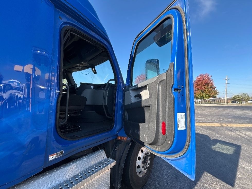 Sleeper Tractor-Heavy Duty Tractors-Freightliner-2020-T12664ST-Kansas City-MO-635,120\n\t\tmiles-$ 51,000 - Image 13