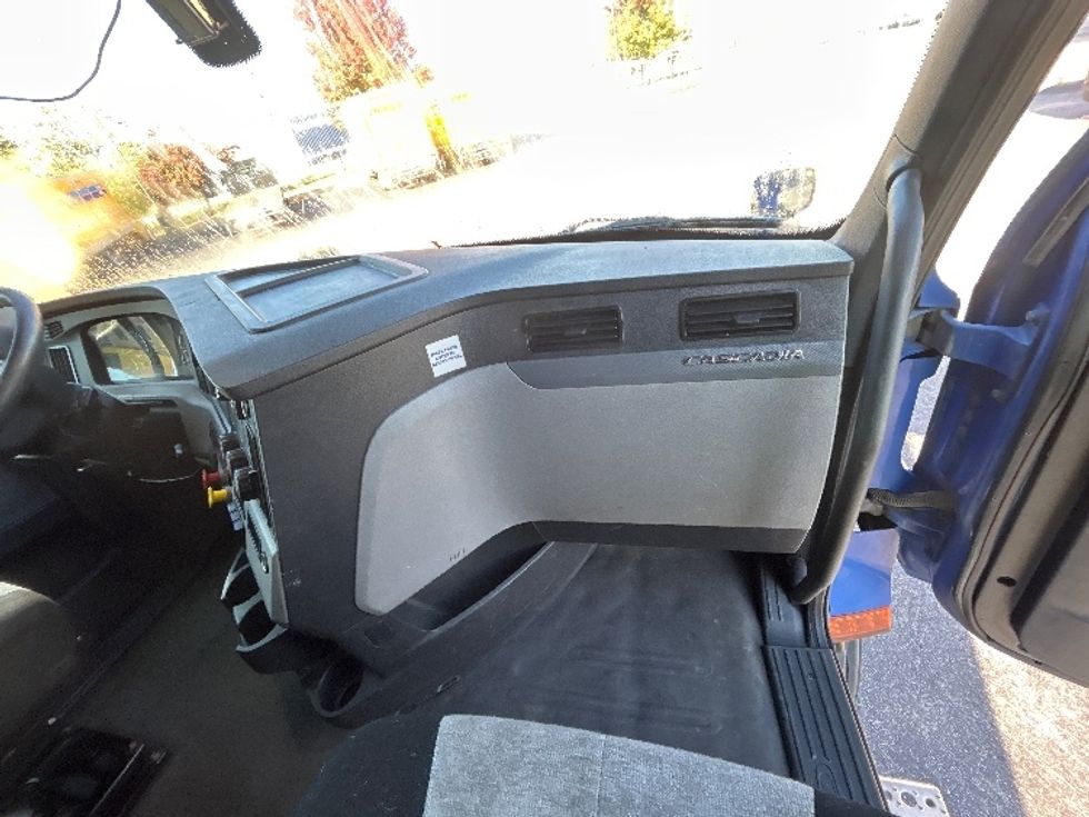 Sleeper Tractor-Heavy Duty Tractors-Freightliner-2020-T12664ST-Kansas City-MO-635,120\n\t\tmiles-$ 51,000 - Image 14