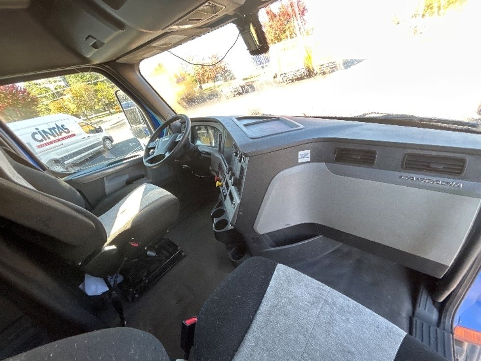 Sleeper Tractor-Heavy Duty Tractors-Freightliner-2020-T12664ST-Kansas City-MO-635,120\n\t\tmiles-$ 51,000 - Image 15