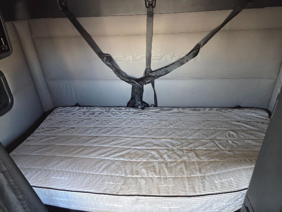 Sleeper Tractor-Heavy Duty Tractors-Freightliner-2020-T12664ST-Kansas City-MO-635,120\n\t\tmiles-$ 51,000 - Image 16