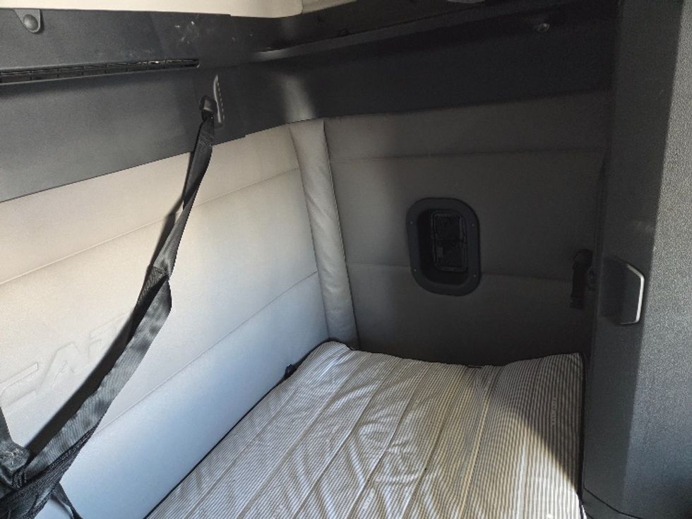 Sleeper Tractor-Heavy Duty Tractors-Freightliner-2020-T12664ST-Kansas City-MO-635,120\n\t\tmiles-$ 51,000 - Image 18