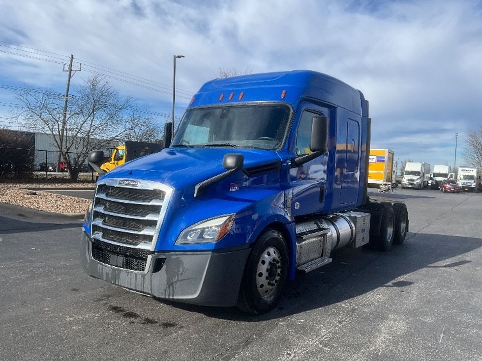 Sleeper Tractor-Heavy Duty Tractors-Freightliner-2020-T12664ST-Kansas City-MO-635,120\n\t\tmiles-$ 51,000 - Image 3