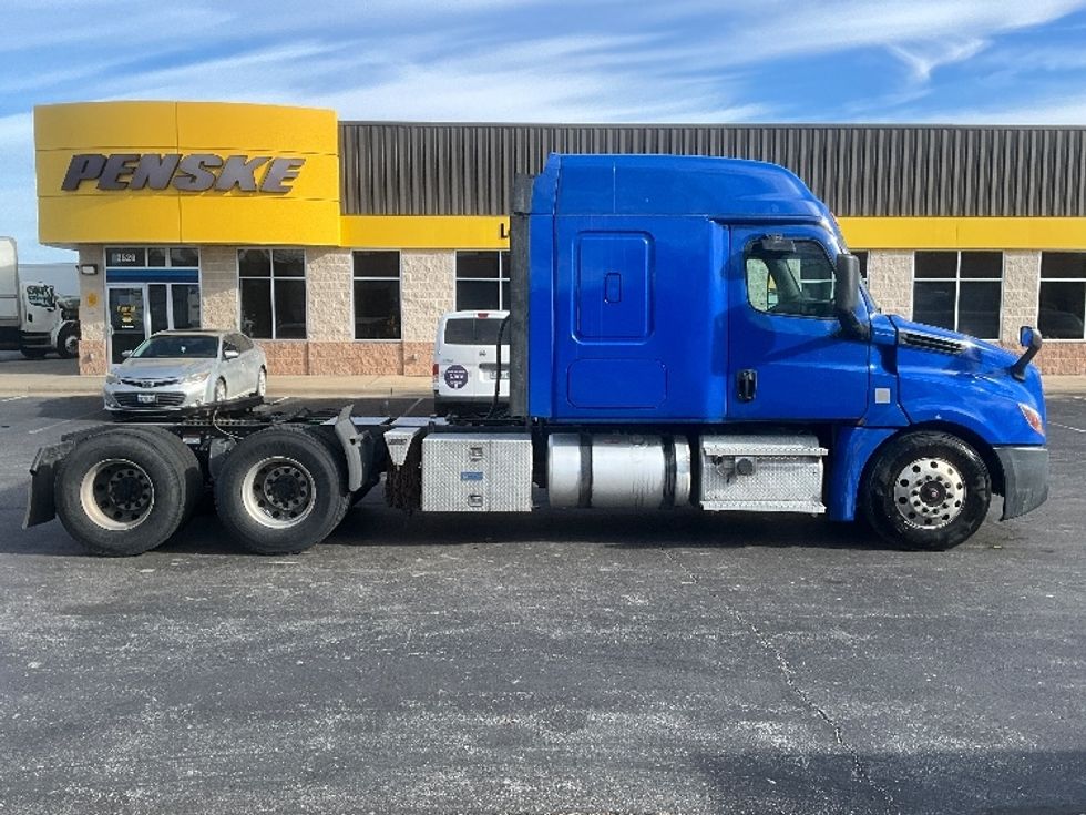 Sleeper Tractor-Heavy Duty Tractors-Freightliner-2020-T12664ST-Kansas City-MO-635,120\n\t\tmiles-$ 51,000 - Image 8
