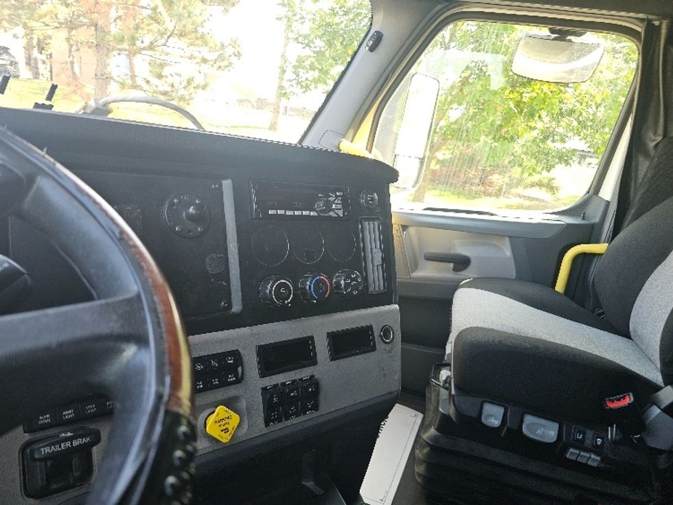 Sleeper Tractor-Heavy Duty Tractors-Freightliner-2020-T12664ST-Kansas City-MO-670,314\n\t\tmiles-$ 54,750 - Image 10