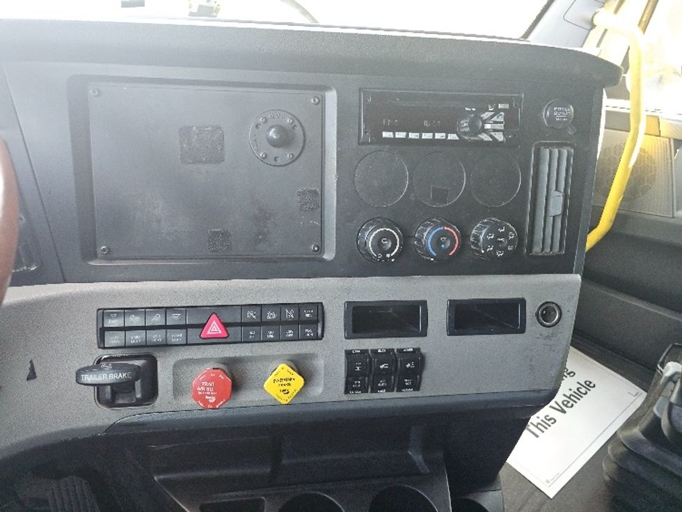 Sleeper Tractor-Heavy Duty Tractors-Freightliner-2020-T12664ST-Kansas City-MO-670,314\n\t\tmiles-$ 54,750 - Image 11