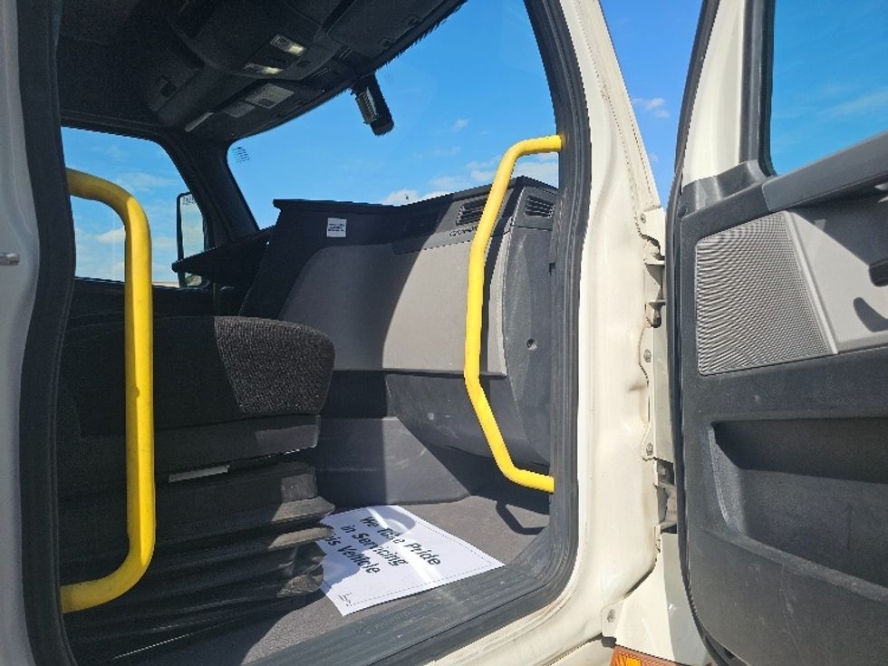 Sleeper Tractor-Heavy Duty Tractors-Freightliner-2020-T12664ST-Kansas City-MO-670,314\n\t\tmiles-$ 54,750 - Image 13