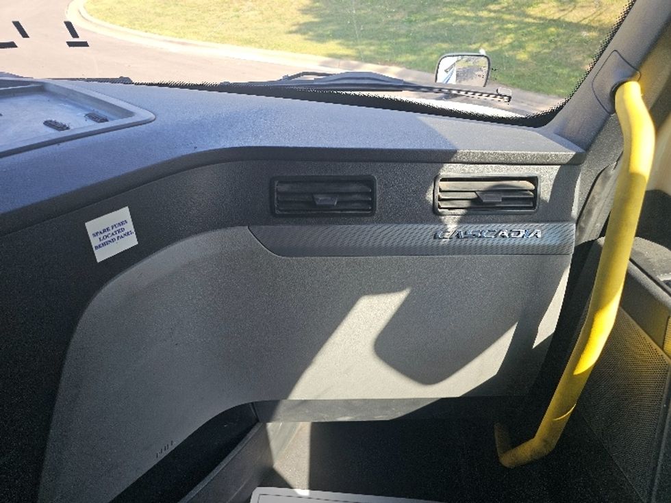 Sleeper Tractor-Heavy Duty Tractors-Freightliner-2020-T12664ST-Kansas City-MO-670,314\n\t\tmiles-$ 54,750 - Image 14