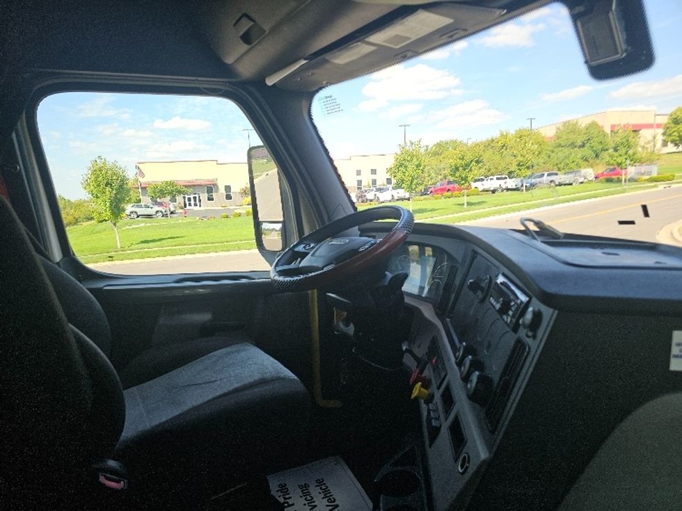 Sleeper Tractor-Heavy Duty Tractors-Freightliner-2020-T12664ST-Kansas City-MO-670,314\n\t\tmiles-$ 54,750 - Image 15