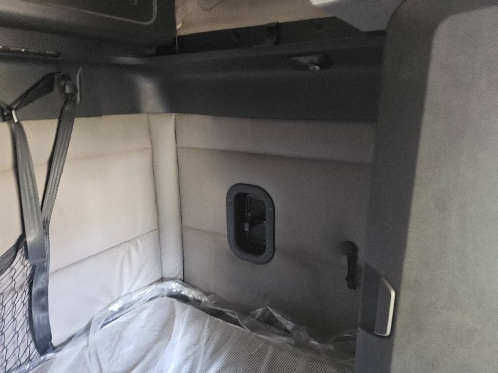 Sleeper Tractor-Heavy Duty Tractors-Freightliner-2020-T12664ST-Kansas City-MO-670,314\n\t\tmiles-$ 54,750 - Image 17