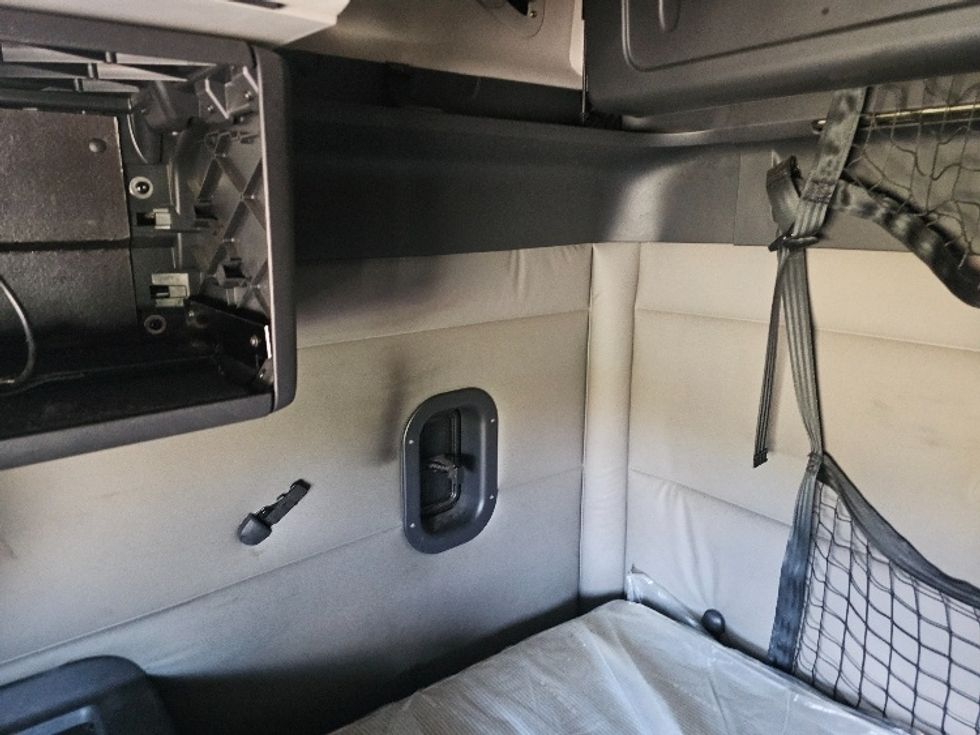 Sleeper Tractor-Heavy Duty Tractors-Freightliner-2020-T12664ST-Kansas City-MO-670,314\n\t\tmiles-$ 54,750 - Image 18