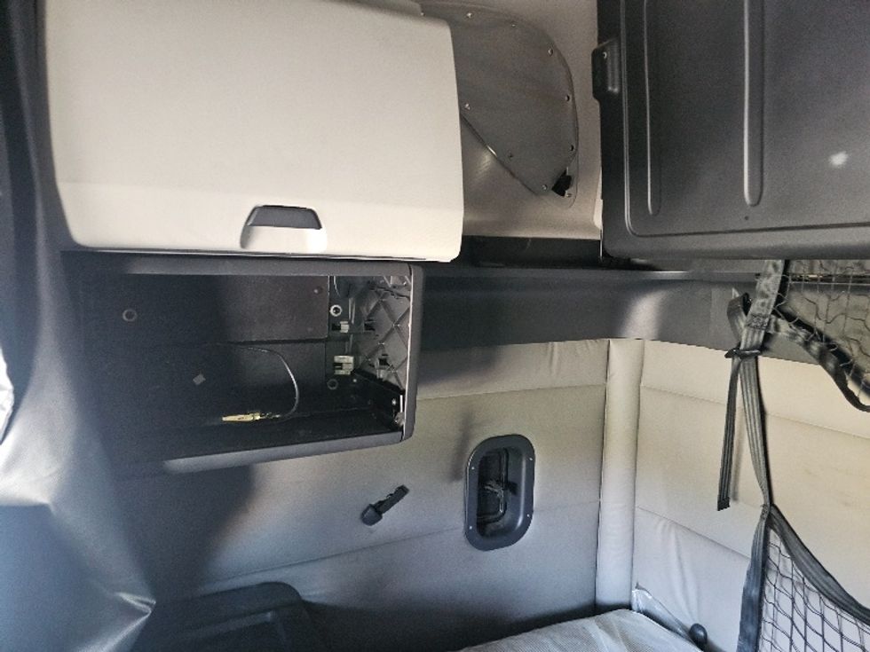 Sleeper Tractor-Heavy Duty Tractors-Freightliner-2020-T12664ST-Kansas City-MO-670,314\n\t\tmiles-$ 54,750 - Image 19