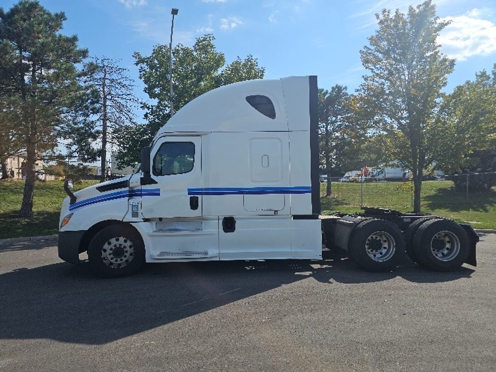 Sleeper Tractor-Heavy Duty Tractors-Freightliner-2020-T12664ST-Kansas City-MO-670,314\n\t\tmiles-$ 54,750 - Image 4
