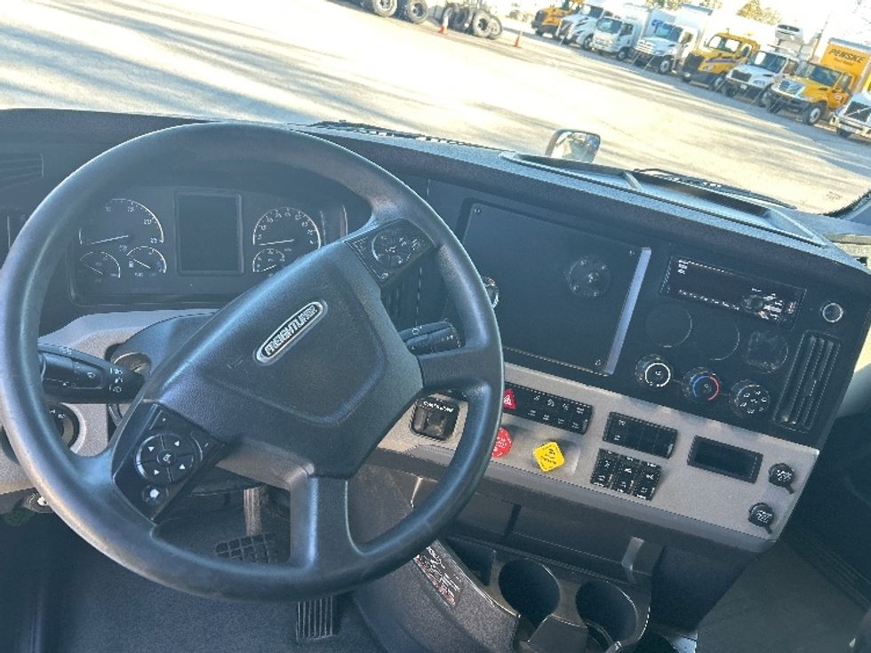 Sleeper Tractor-Heavy Duty Tractors-Freightliner-2020-T12664ST-Kansas City-MO-780,701\n\t\tmiles-$ 45,000 - Image 11
