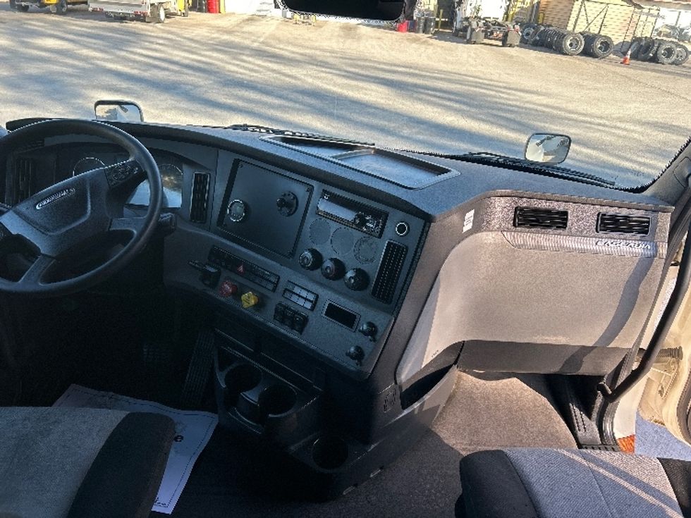 Sleeper Tractor-Heavy Duty Tractors-Freightliner-2020-T12664ST-Kansas City-MO-780,701\n\t\tmiles-$ 45,000 - Image 12