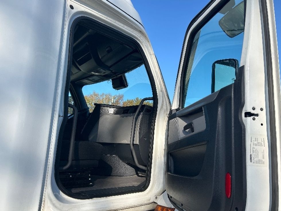 Sleeper Tractor-Heavy Duty Tractors-Freightliner-2020-T12664ST-Kansas City-MO-780,701\n\t\tmiles-$ 45,000 - Image 13