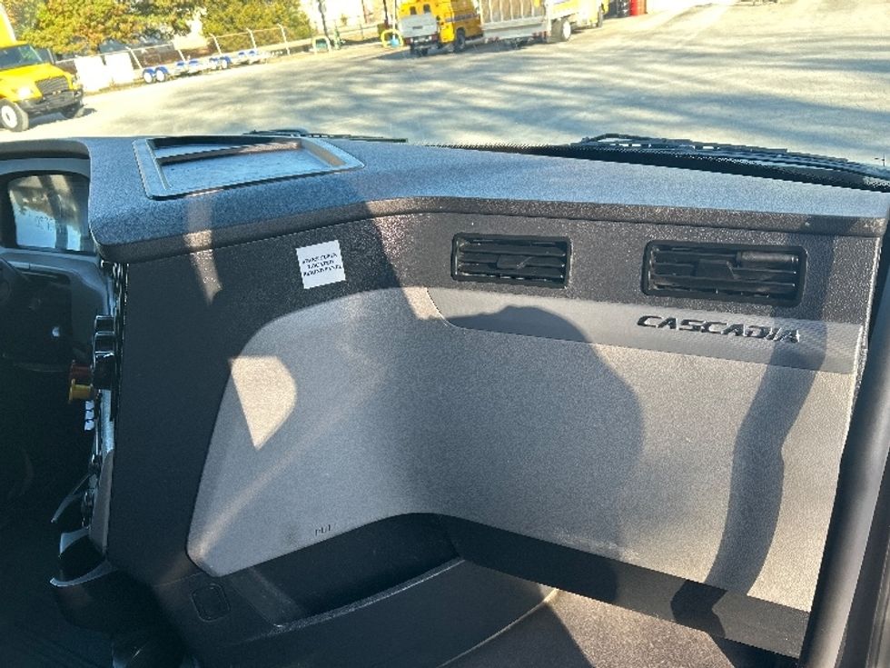 Sleeper Tractor-Heavy Duty Tractors-Freightliner-2020-T12664ST-Kansas City-MO-780,701\n\t\tmiles-$ 45,000 - Image 14