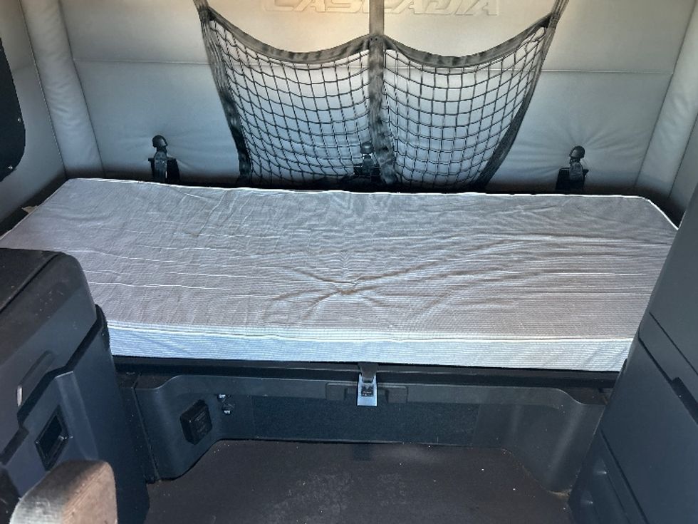 Sleeper Tractor-Heavy Duty Tractors-Freightliner-2020-T12664ST-Kansas City-MO-780,701\n\t\tmiles-$ 45,000 - Image 16