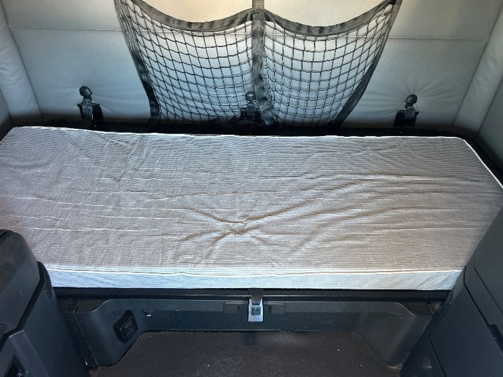 Sleeper Tractor-Heavy Duty Tractors-Freightliner-2020-T12664ST-Kansas City-MO-780,701\n\t\tmiles-$ 45,000 - Image 17