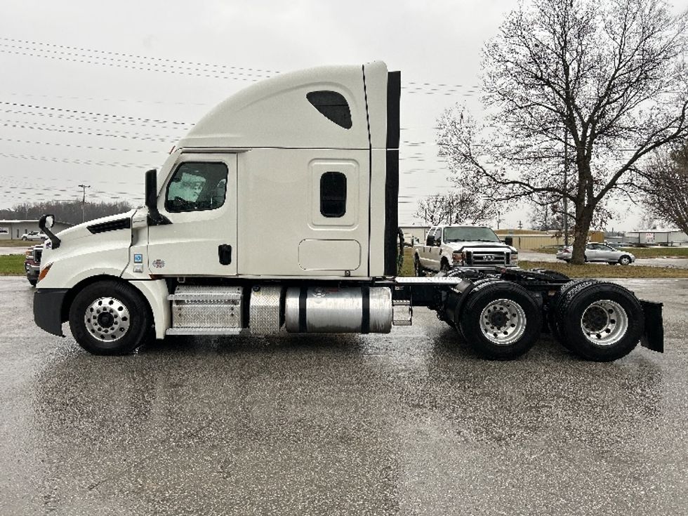 Sleeper Tractor-Heavy Duty Tractors-Freightliner-2020-T12664ST-Kansas City-MO-780,701\n\t\tmiles-$ 45,000 - Image 4
