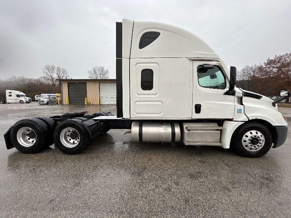 Sleeper Tractor-Heavy Duty Tractors-Freightliner-2020-T12664ST-Kansas City-MO-780,701\n\t\tmiles-$ 45,000 - Image 8