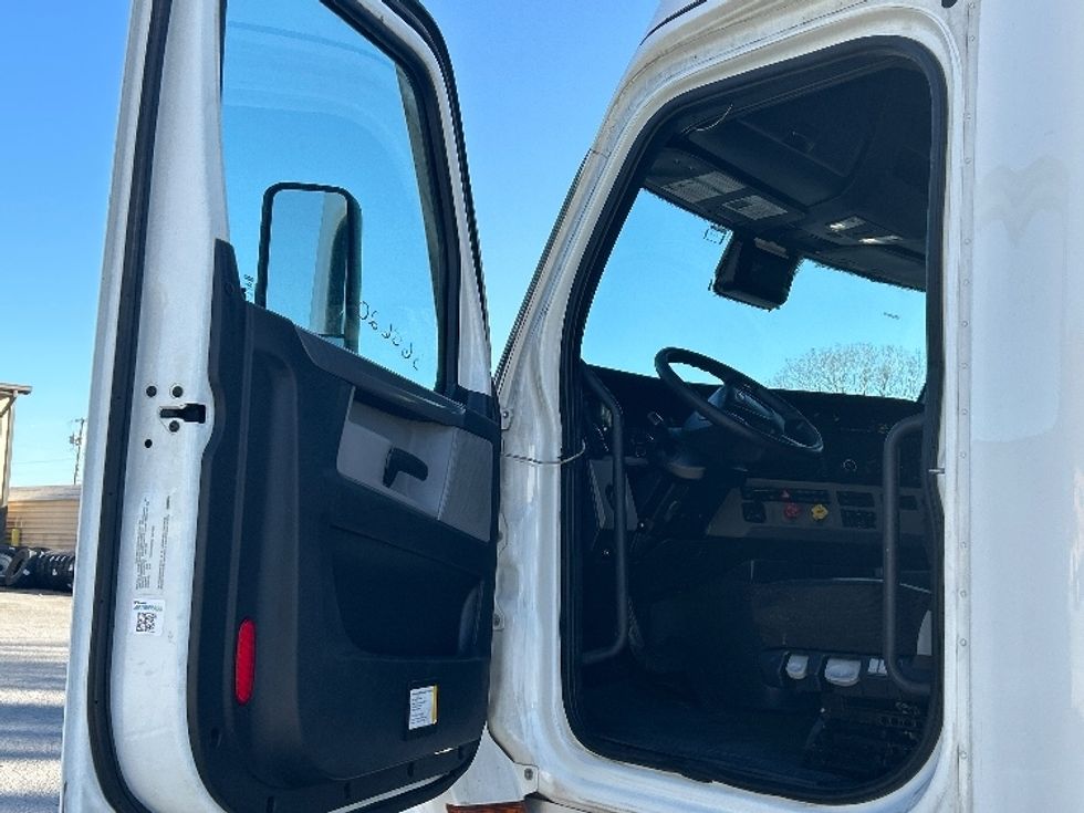 Sleeper Tractor-Heavy Duty Tractors-Freightliner-2020-T12664ST-Kansas City-MO-780,701\n\t\tmiles-$ 45,000 - Image 9