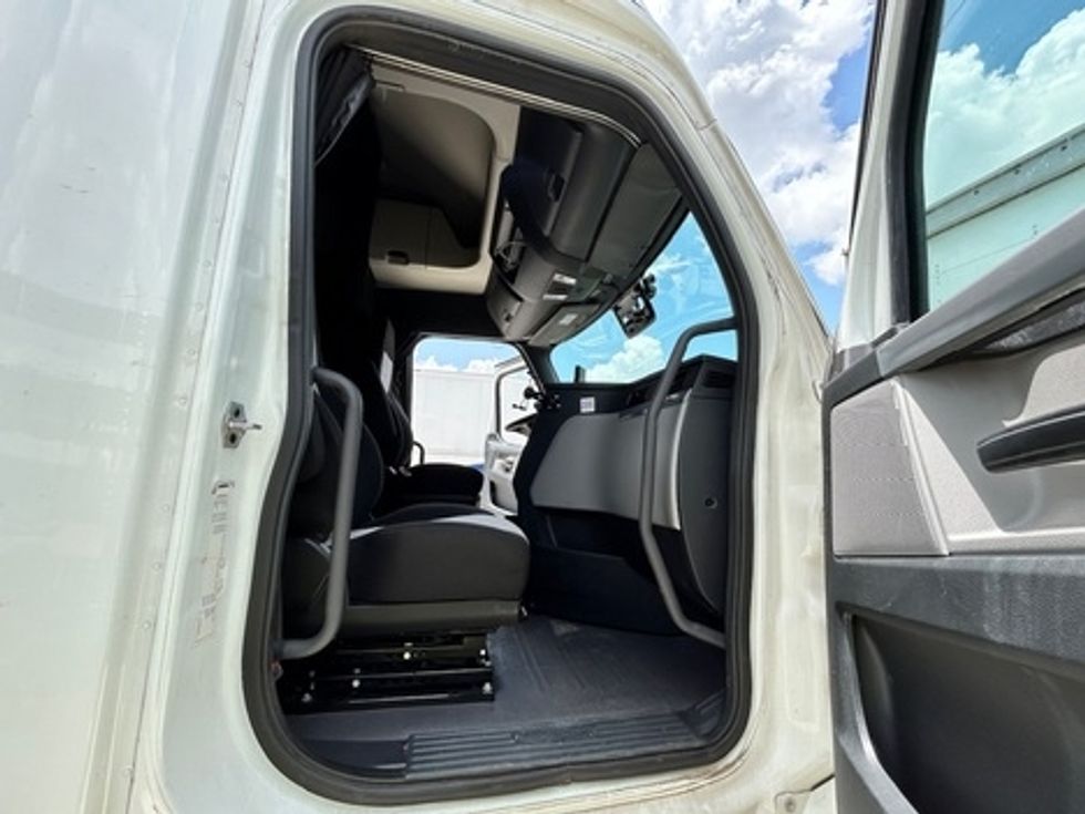 Sleeper Tractor-Heavy Duty Tractors-Freightliner-2020-T12664ST-Katy-TX-500,404\n\t\tmiles-$ 59,500 - Image 11