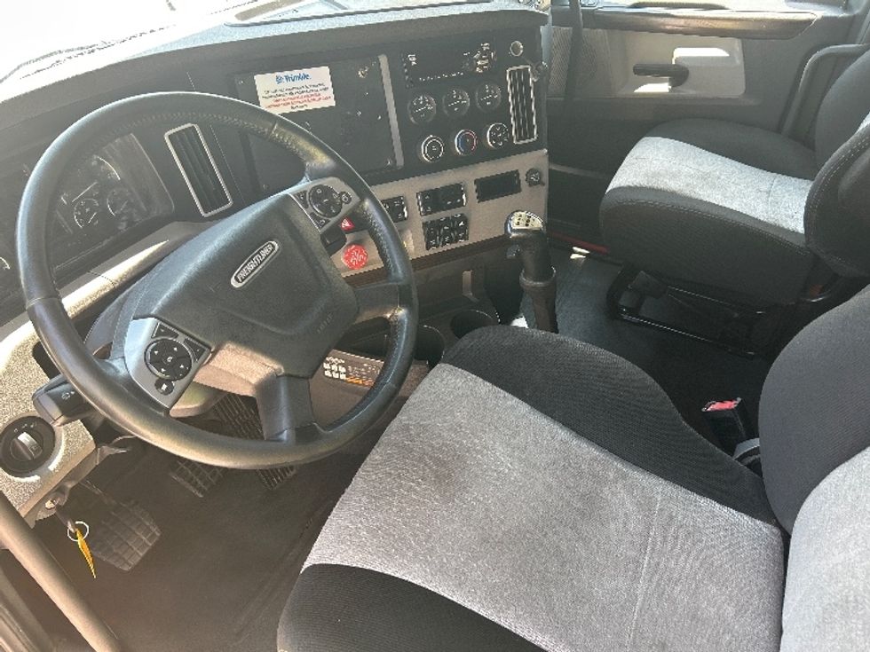 Sleeper Tractor-Heavy Duty Tractors-Freightliner-2020-T12664ST-Katy-TX-626,179\n\t\tmiles-$ 52,750 - Image 10
