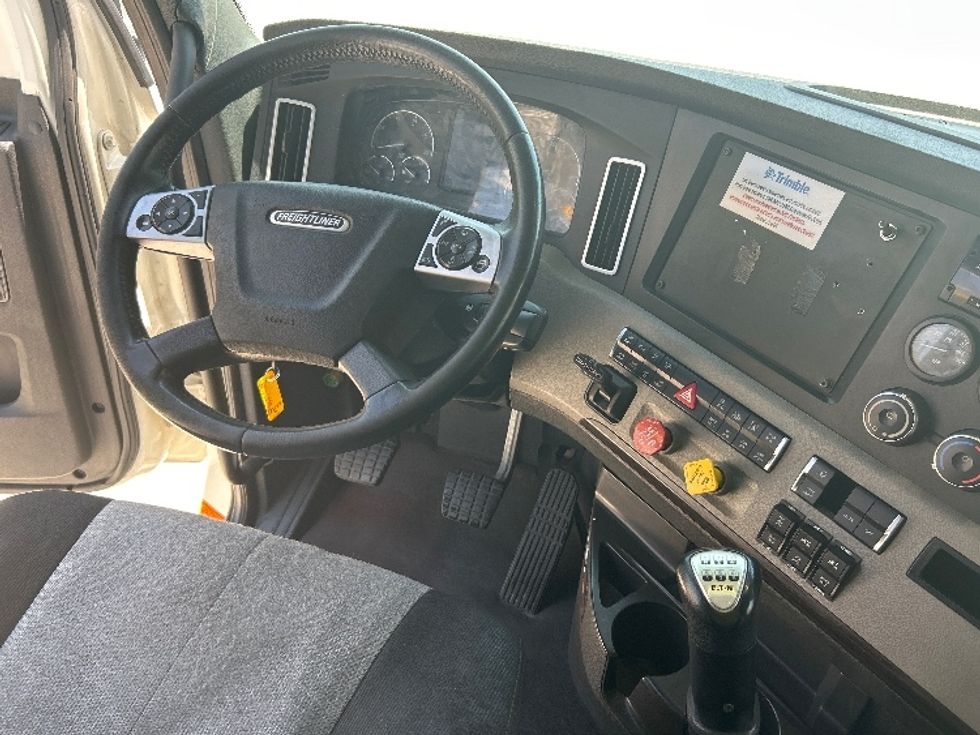 Sleeper Tractor-Heavy Duty Tractors-Freightliner-2020-T12664ST-Katy-TX-626,179\n\t\tmiles-$ 52,750 - Image 11