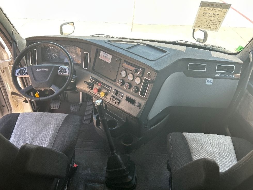 Sleeper Tractor-Heavy Duty Tractors-Freightliner-2020-T12664ST-Katy-TX-626,179\n\t\tmiles-$ 52,750 - Image 12