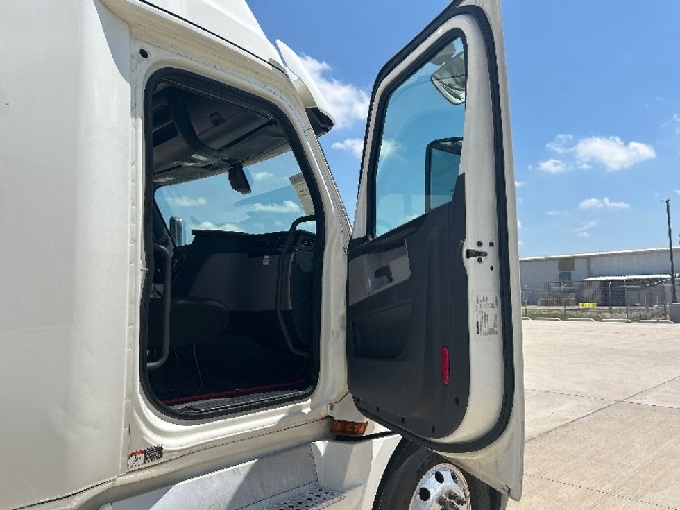 Sleeper Tractor-Heavy Duty Tractors-Freightliner-2020-T12664ST-Katy-TX-626,179\n\t\tmiles-$ 52,750 - Image 13
