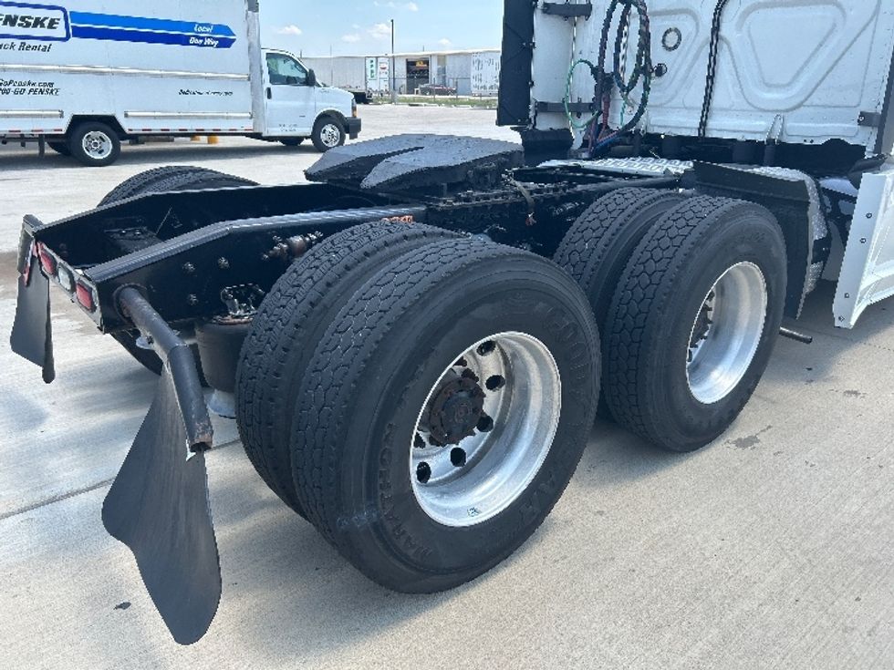 Sleeper Tractor-Heavy Duty Tractors-Freightliner-2020-T12664ST-Katy-TX-626,179\n\t\tmiles-$ 52,750 - Image 22