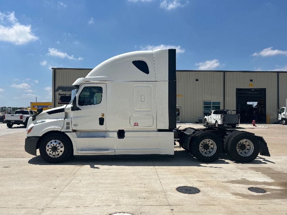 Sleeper Tractor-Heavy Duty Tractors-Freightliner-2020-T12664ST-Katy-TX-626,179\n\t\tmiles-$ 52,750 - Image 4