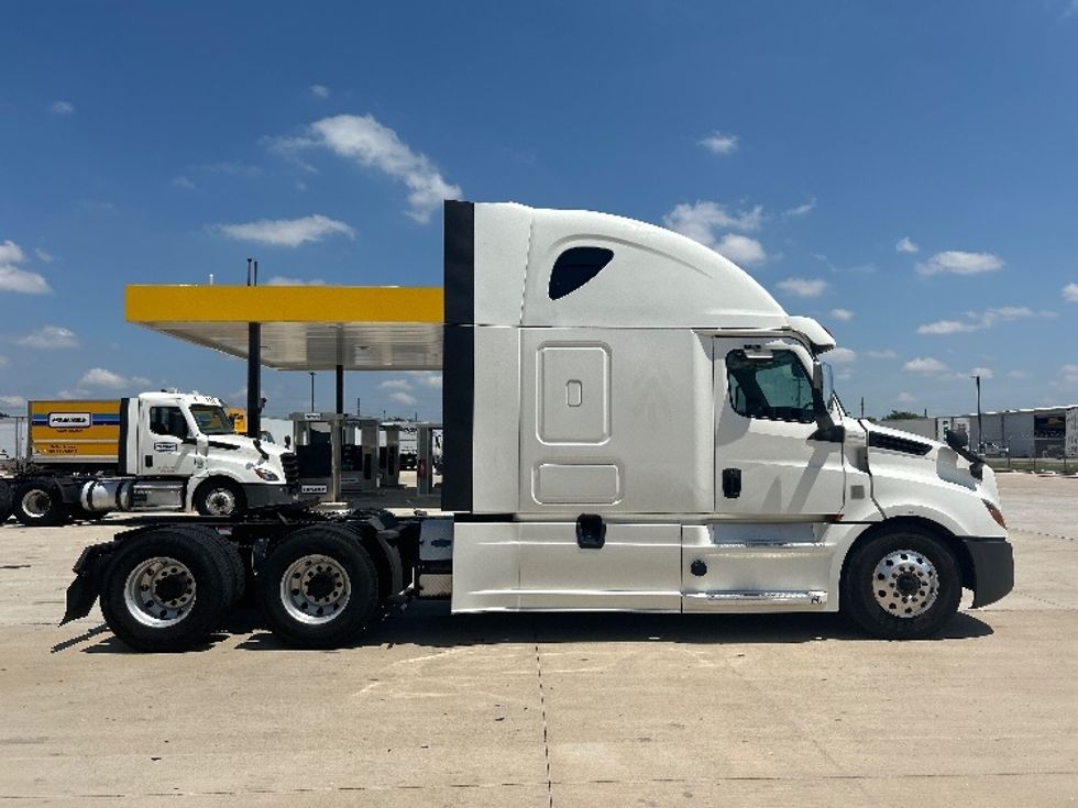 Sleeper Tractor-Heavy Duty Tractors-Freightliner-2020-T12664ST-Katy-TX-626,179\n\t\tmiles-$ 52,750 - Image 8