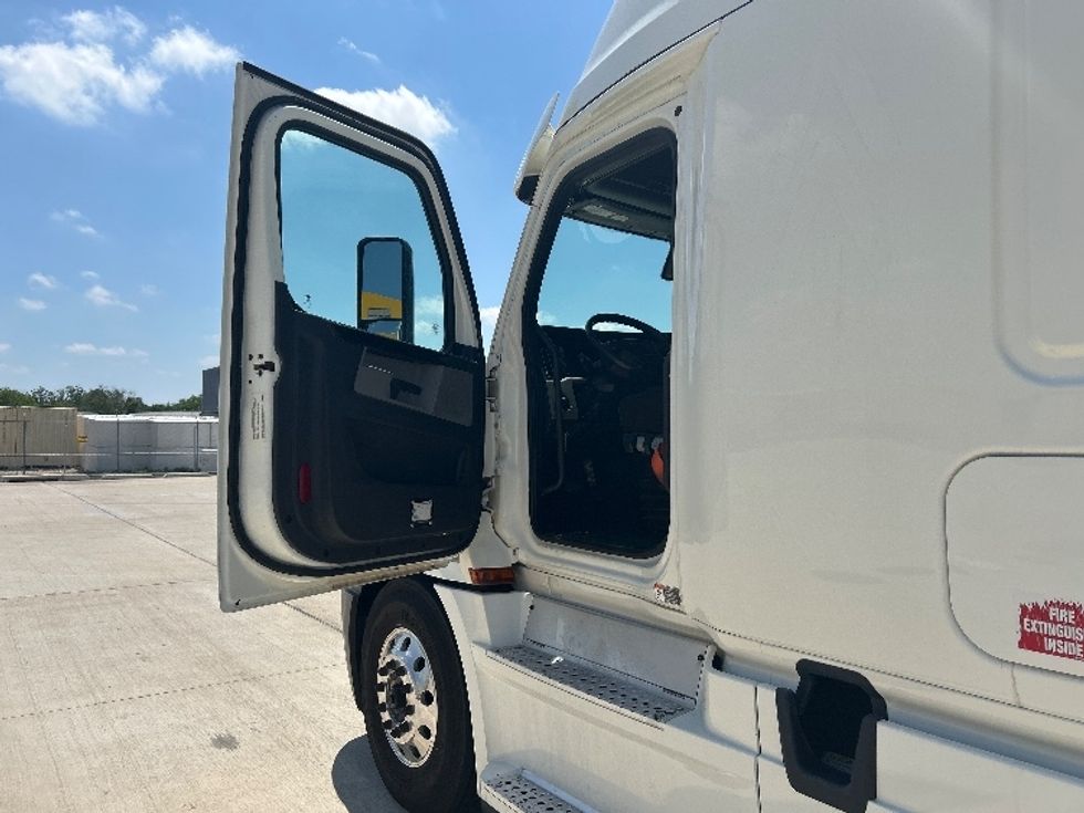 Sleeper Tractor-Heavy Duty Tractors-Freightliner-2020-T12664ST-Katy-TX-626,179\n\t\tmiles-$ 52,750 - Image 9