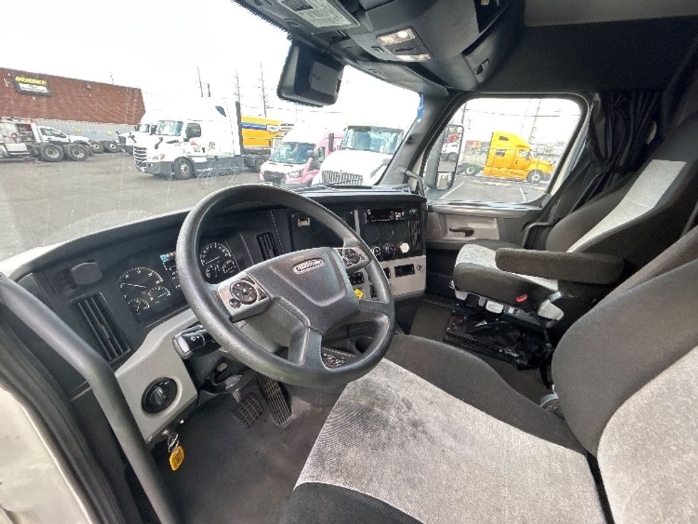 Sleeper Tractor-Heavy Duty Tractors-Freightliner-2020-T12664ST-Kearny-NJ-505,651\n\t\tmiles-$ 59,250 - Image 10
