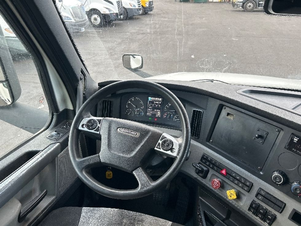 Sleeper Tractor-Heavy Duty Tractors-Freightliner-2020-T12664ST-Kearny-NJ-505,651\n\t\tmiles-$ 59,250 - Image 11