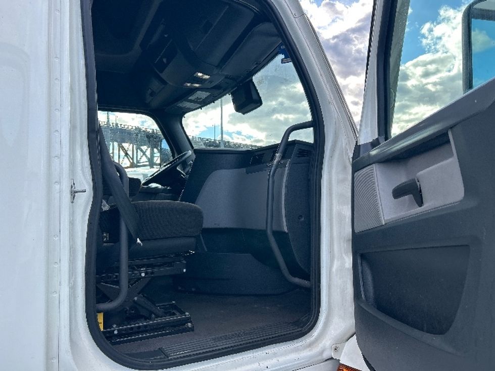 Sleeper Tractor-Heavy Duty Tractors-Freightliner-2020-T12664ST-Kearny-NJ-505,651\n\t\tmiles-$ 59,250 - Image 13