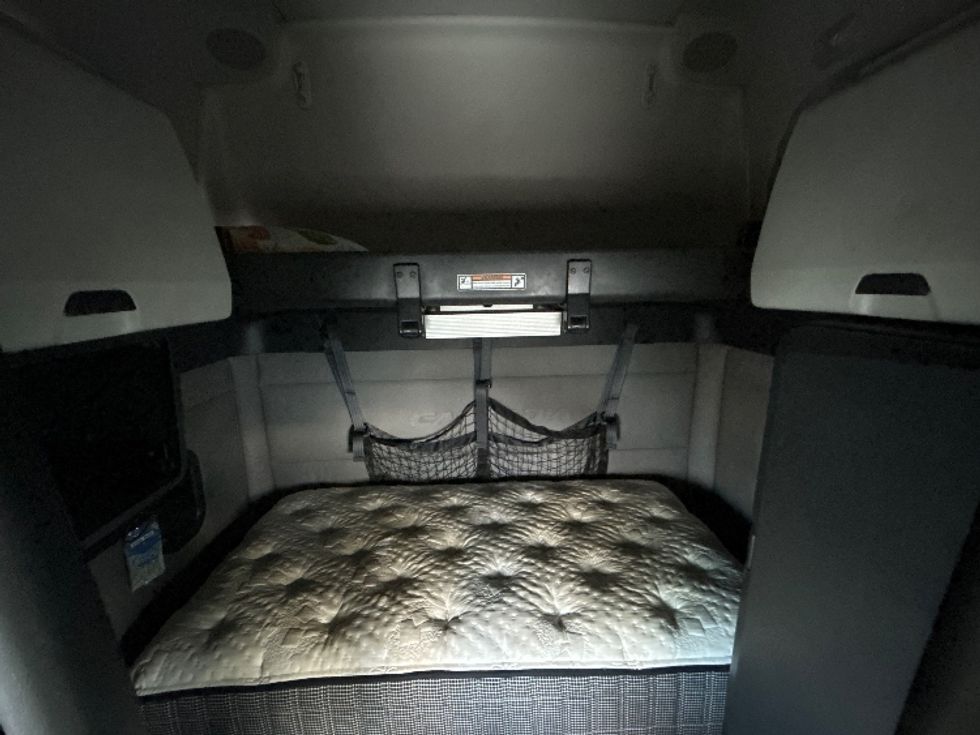 Sleeper Tractor-Heavy Duty Tractors-Freightliner-2020-T12664ST-Kearny-NJ-505,651\n\t\tmiles-$ 59,250 - Image 16