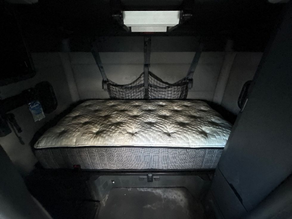 Sleeper Tractor-Heavy Duty Tractors-Freightliner-2020-T12664ST-Kearny-NJ-505,651\n\t\tmiles-$ 59,250 - Image 17