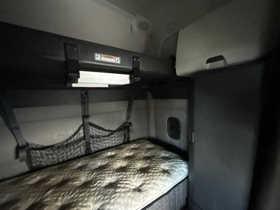 Sleeper Tractor-Heavy Duty Tractors-Freightliner-2020-T12664ST-Kearny-NJ-505,651\n\t\tmiles-$ 59,250 - Image 18