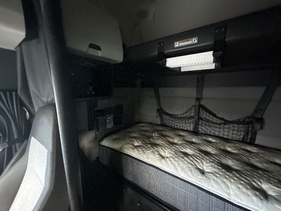 Sleeper Tractor-Heavy Duty Tractors-Freightliner-2020-T12664ST-Kearny-NJ-505,651\n\t\tmiles-$ 59,250 - Image 19